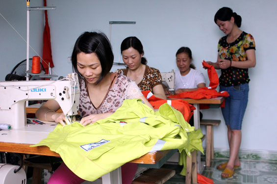 Quan tâm nâng cao đời sống cho nhân dân