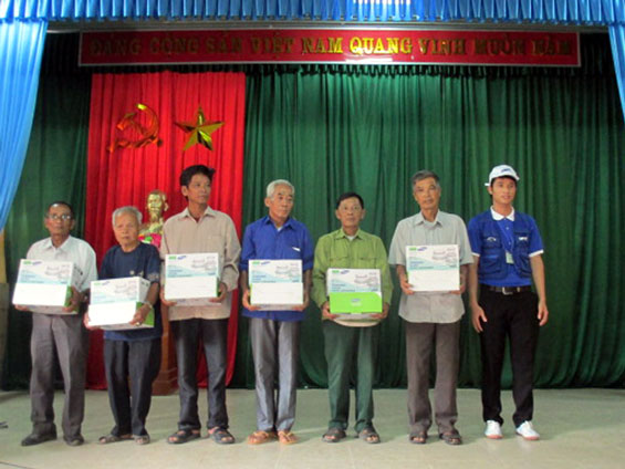 Tặng quà 50 gia đình chính sách