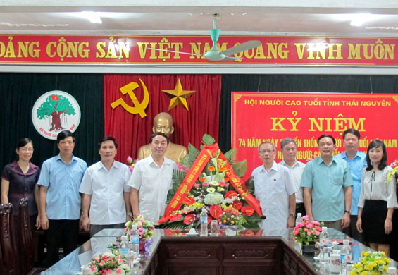 Lãnh đạo tỉnh thăm và tặng quà Ban đại diện Hội Người cao tuổi