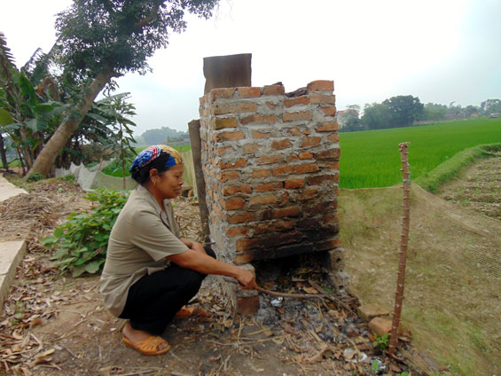 Nhà nhà làm lò đốt rác ở vùng nông thôn Quảng Ngãi