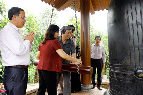 Lãnh đạo Hội Nhà báo Việt Nam và lãnh đạo tỉnh thỉnh chuông tại Nhà tưởng niệm Chủ tịch Hồ Chí Minh, đèo De, xã Phú Đình (Định Hóa).