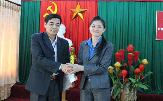 Trao danh sách đoàn viên ưu tú cho cấp ủy