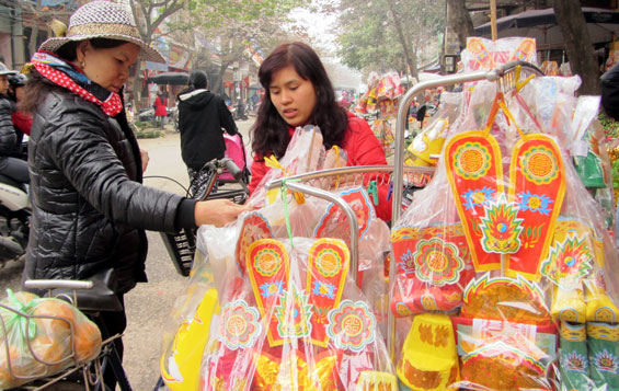 Thị trường vàng mã nhộn nhịp sát Tết ông Công, ông Táo