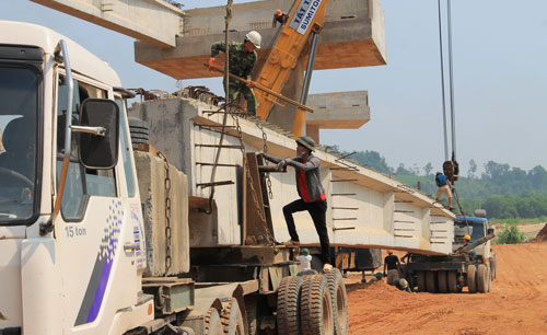 Lắp đặt dầm cầu vượt đường sắt