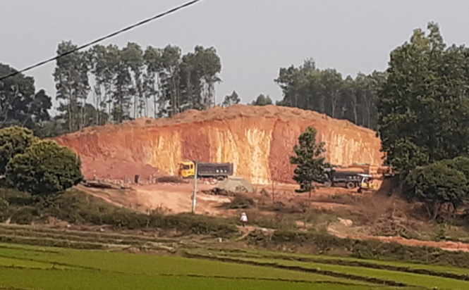  Đất “tặc” hoạt động rầm rộ - chủ mỏ đất hợp pháp gặp khó khăn