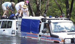 Người dân nhiều nước phải sơ tán do lũ lụt