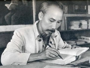 Xác lập kỷ lục lần đầu xuất bản sách lịch về Bác Hồ