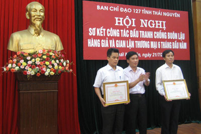 Đẩy mạnh công tác chống buôn lậu, hàng giả, gian lận thương mại