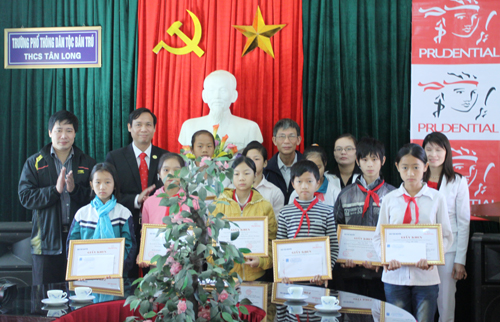 Trao 11 suất học bổng cho học sinh vùng cao