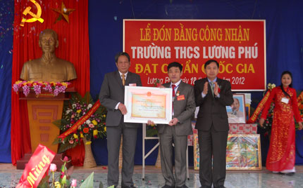 Trường THCS Lương Phú: Đón bằng công nhận chuẩn Quốc gia