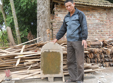 Phát hiện tấm bia đá cổ ở Phú Bình