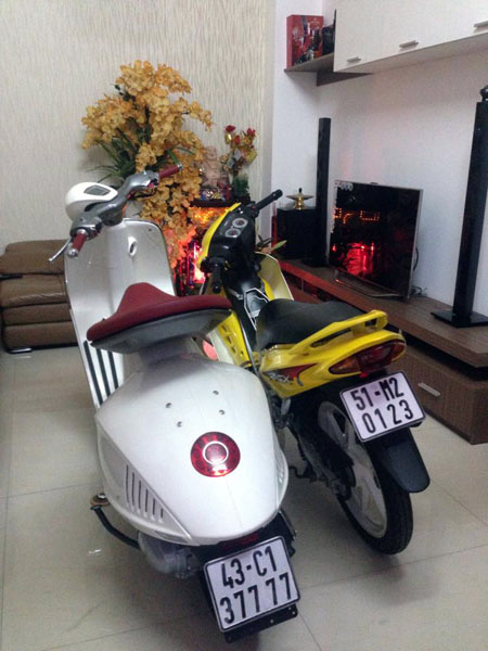 Chiếc Vespa 946 màu trắng gắn biển Đà Nẵng.