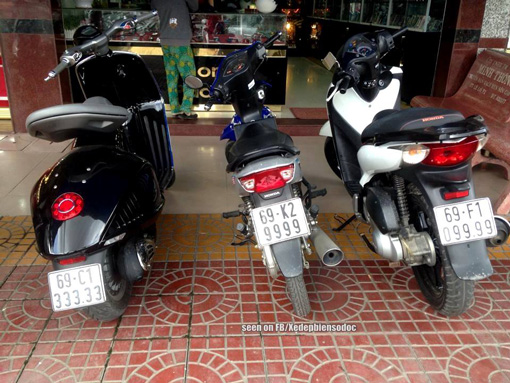 Chiếc Vespa 946 màu đen được đeo biển ngũ quý 3 tại Cà Mau. Bên cạnh đó là hai chiếc xe máy khác cũng gắn biển số đẹp không kém.