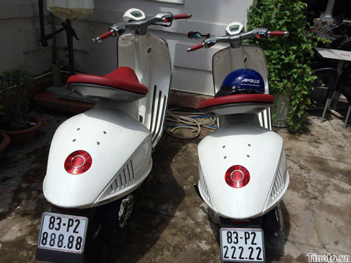 Cặp đôi Vespa 946 màu trắng cùng gắn biển ngũ quý của tỉnh Sóc Trăng.