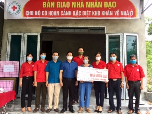 Phối hợp bàn giao nhà nhân đạo cho hộ nghèo