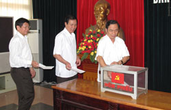 Ra sức thi đua lập thành tích chào mừng Đại hội Đảng