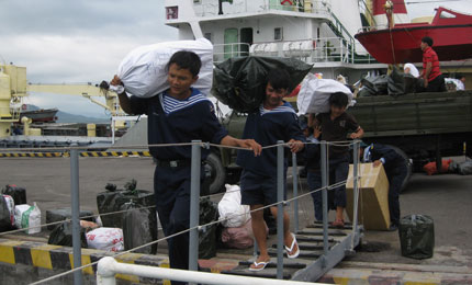 Chuyển quà Tết ra Trường Sa