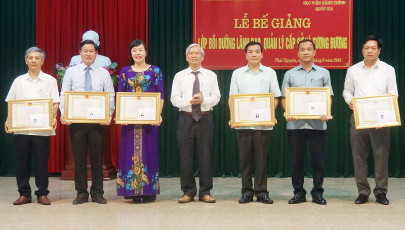 Cấp chứng chỉ bồi dưỡng công tác lãnh đạo, quản lý cho 69 học viên