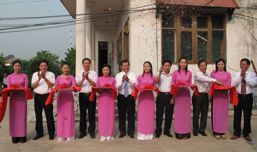 Tiếp nhận máy phát sóng truyền hình và khởi động kênh TN1 phát sóng vệ tinh VINASAT1