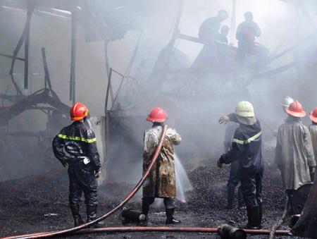 Cháy dữ dội tại công ty chế biến dầu ở TP HCM