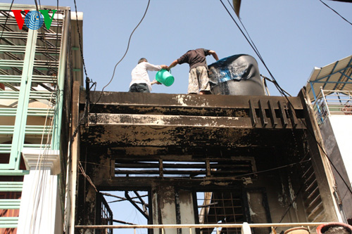 Cháy lớn làm sập nhà 2 tầng, 4 người thoát nạn