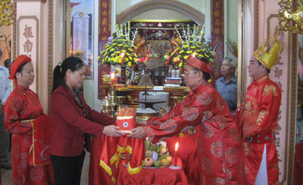 Đón nhận Ngọc phả 18 đời Vua Hùng