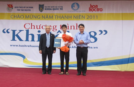 4 học sinh xuất sắc của Trường THPT Chuyên được nhận học bổng