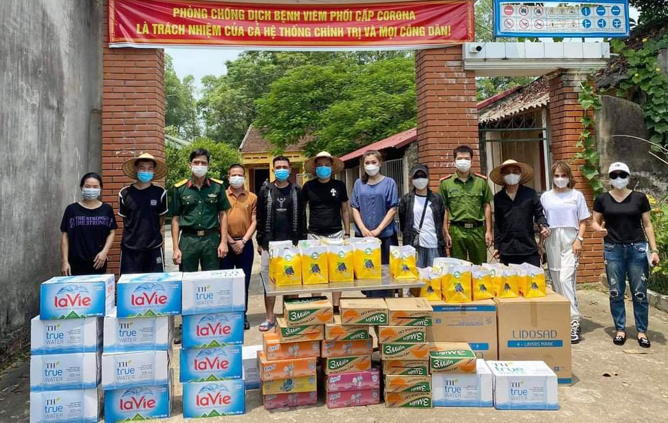 Tặng quà cho trẻ em trong các khu cách ly tập trung