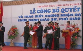 Bắt đầu xét chức danh GS, PGS năm 2012