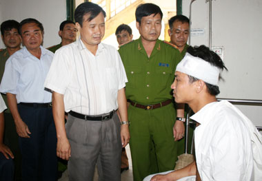 Khen thưởng cán bộ công an dũng cảm trấn áp tội phạm
