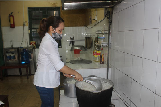 Cần có chế độ cho cô nuôi ở trường mầm non