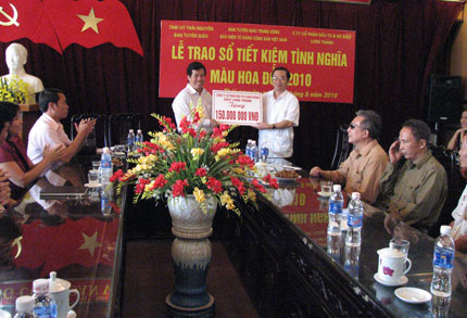 Trao Sổ tiết kiệm tình nghĩa “Màu hoa đỏ”  cho các gia đình chính sách