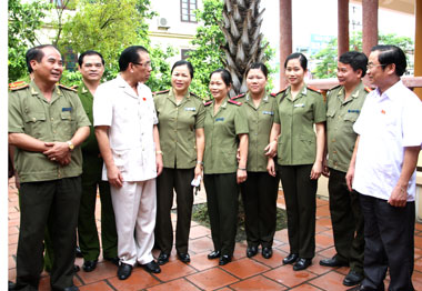 Tổng Bí thư Nông Đức Mạnh tiếp xúc cử tri Thái Nguyên