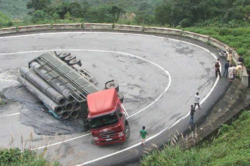 Lật xe trên đèo Hải Vân gây ách tắc gần 11 tiếng