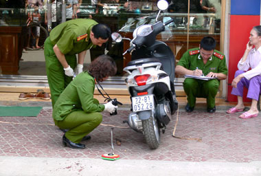 Bắt giữ một đối tượng dùng súng cướp tiệm vàng