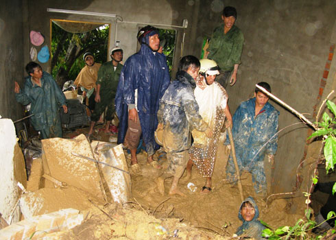 Cuộc vật lộn giải cứu hai bé trai bị vùi trong đất lở