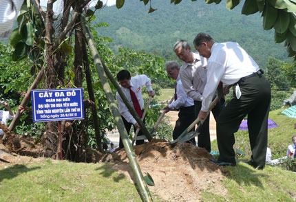 Dâng hương báo công tại Nhà tưởng niệm Hồ Chủ tịch