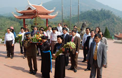 Đoàn cán bộ Học viện Hành chính dâng hương tưởng niệm Chủ tịch Hồ Chí Minh