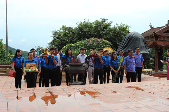 Dâng hương tại Nhà tưởng niệm Bác Hồ