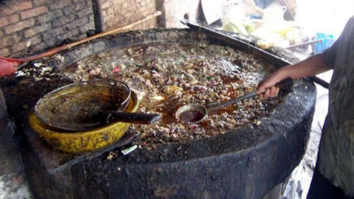 Bị bắt vì sản xuất dầu ăn từ mỡ thối, rác thải nhà bếp