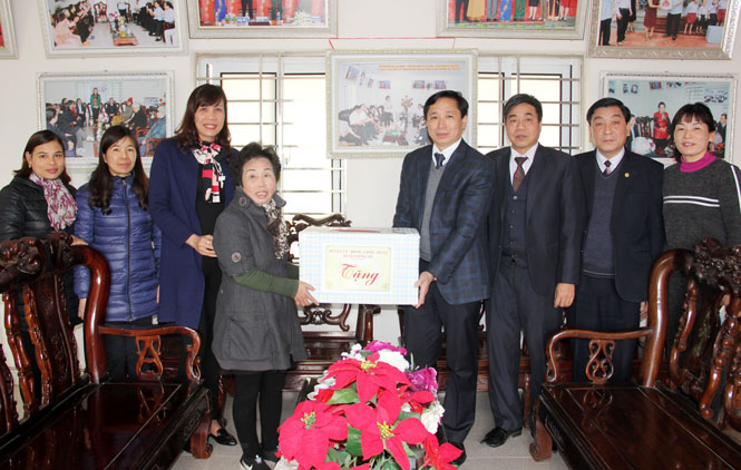 Tặng quà Trung tâm Bảo trợ Xã hội Hường Hà Nguyệt