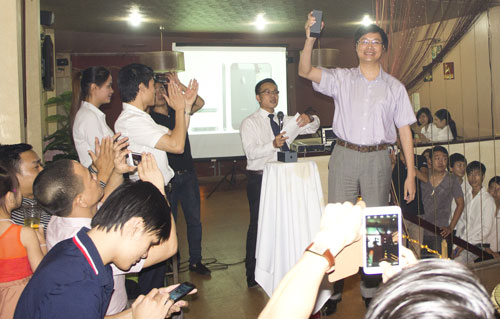 Đấu giá từ thiện iPhone 5