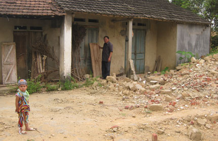 Cần sớm di dời các hộ dân ra khỏi vùng sụt lún