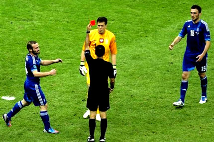 Rủi hay may khi bị thẻ đỏ?