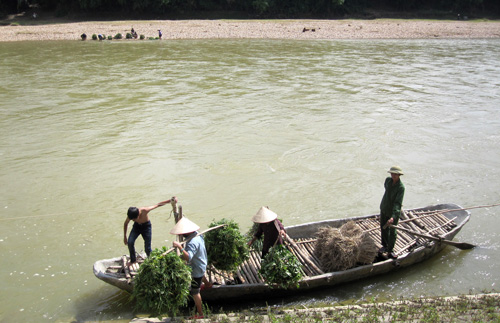 Khúc sông tiềm ẩn nhiều nguy cơ