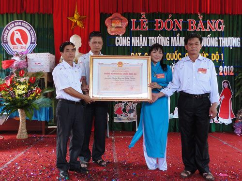 Đón Bằng công nhận trường chuẩn Quốc gia