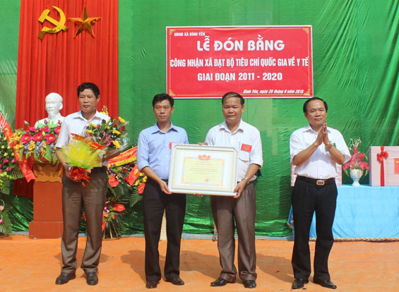 Đón Bằng công nhận xã đạt chuẩn Quốc gia về y tế