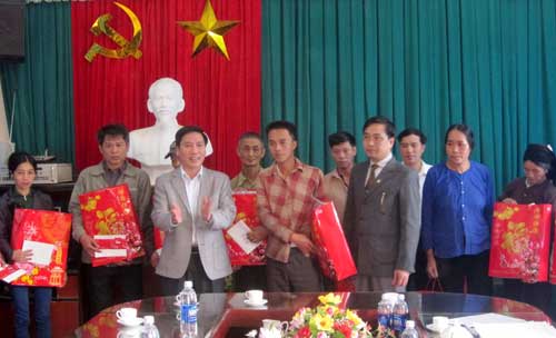 Thăm, tặng quà cán bộ, chiến sĩ Trại giam Phú Sơn 4 và đối tượng chính sách