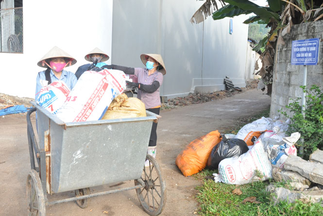 Góp phần làm sạch xóm làng