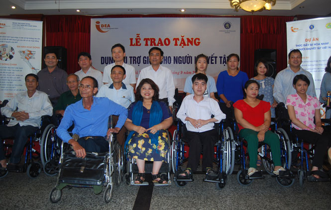 Tài trợ xe lăn cho người khuyết tật